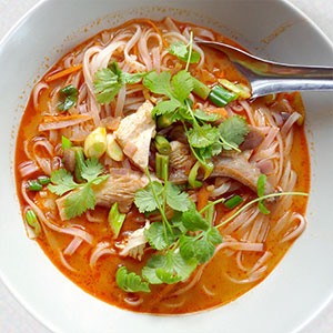 47. Curry-Nudelsuppe <!-- Nudelsuppe - Reisbandnudelsuppe mit würziger Curry Brühe und Tofu, Hühnerfleisch, Rindfleisch, Garnelen -->